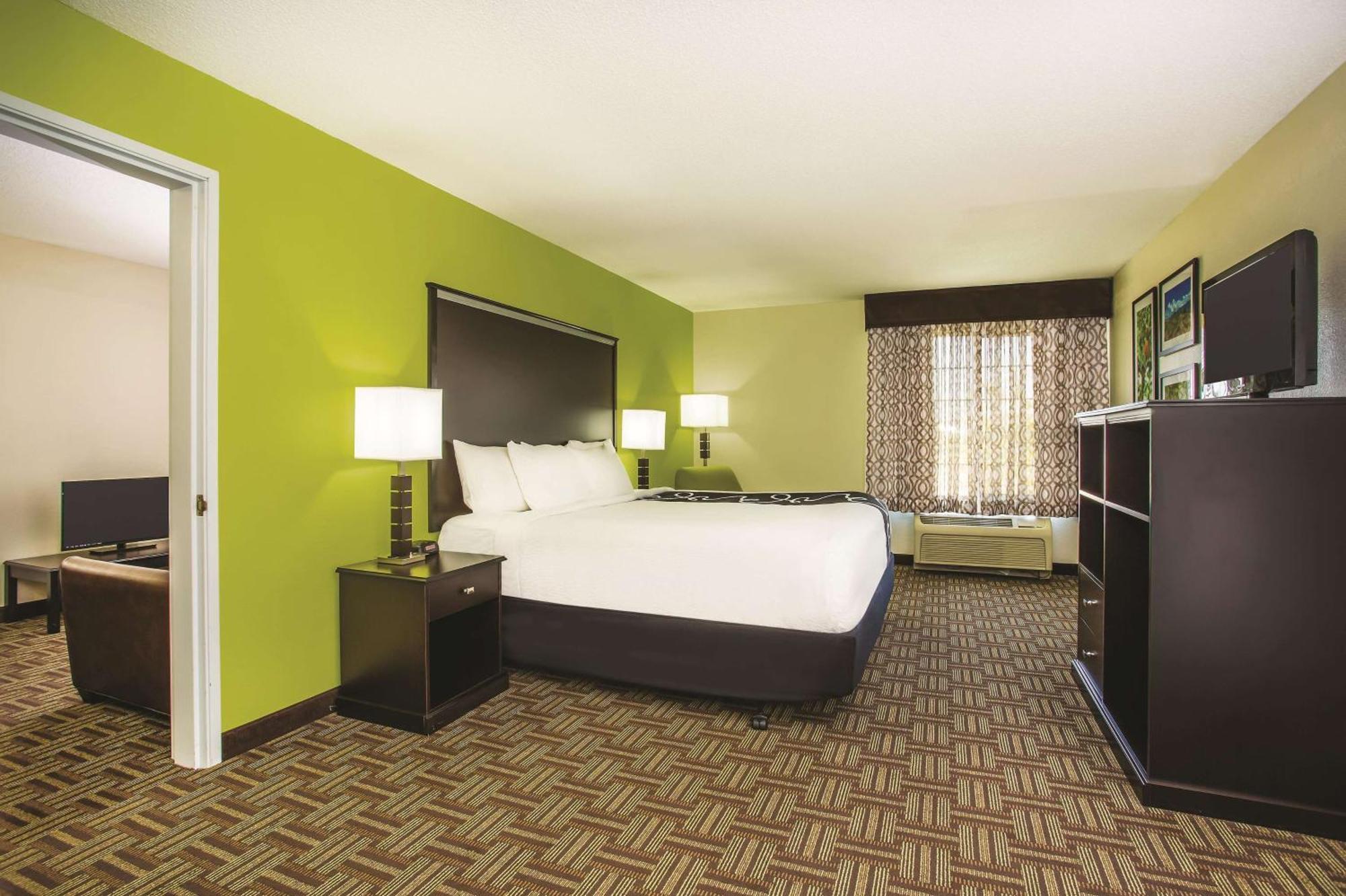 Deluxe King Suite,1285460344:JPEG